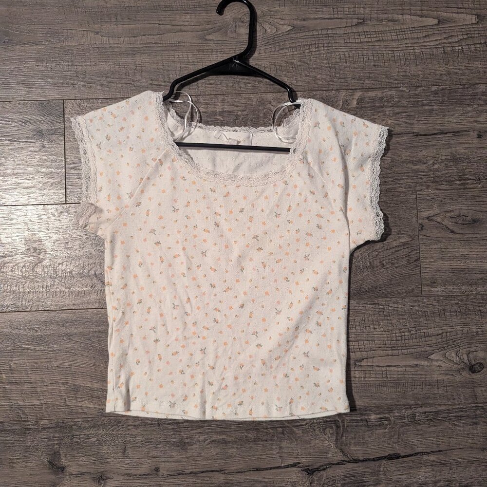 Cropped floral t-shirt with lace trim